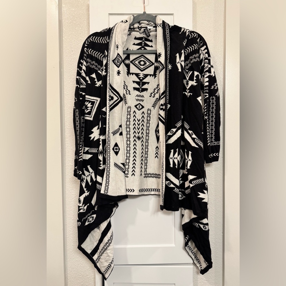 🖤✨ H&M Divided Black + White Geometric Cardigan — Size M